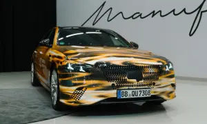 Pomarańczowy w223 z grafiką przypominającą płomienie. Na masce i bokach widoczne napisy "110 YEARS OF INNOVATION".