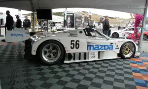 Biały samochód wyścigowy Mazda 787B z numerem 56, gotowy do startu.