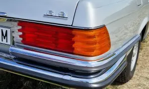 Srebrny Daimler 6.9 z chromowanymi zderzakami i charakterystycznymi czerwonymi i pomarańczowymi światłami tylnymi.