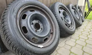 Cztery koła zimowe Goodyear Vector 4Seasons do Citroen C2 VTR, rozmiar 185/55R15, na stalowych felgach.