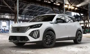 Biały Peugeot 2008 GT z czarnymi felgami stoi w opuszczonej hali przemysłowej, gdzie światło przebija się przez dach.