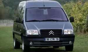 Szary Citroen Jumpy 2.0 HDi na trawie, gotowy na podróż.