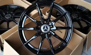 Błyszczące, czarne felgi do Mercedesa GLA 220 w kartonach.