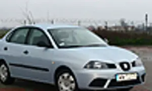 Jasnosrebrny Seat Cordoba stoi na parkingu.