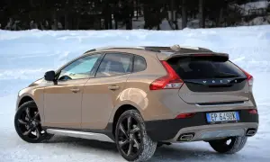 Brązowe Volvo V40 Cross Country na śniegu. Wiele pozytywnych volvo v40 opinie o tym modelu, szczególnie zimą.