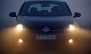 Volkswagen z włączonymi światłami przeciwmgielnymi przednimi, gotowy do jazdy w mgle.