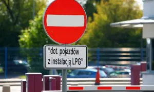 Znak zakazu wjazdu dla pojazdów z instalacją LPG. Barierka wjazdowa i szlaban.