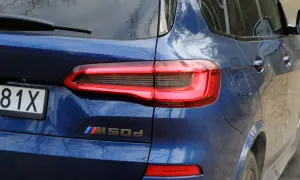 Niebieskie BMW X5 M50d z charakterystycznym znaczkiem M.