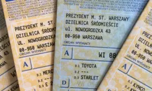 Zgubiony dowód rejestracyjny? Na zdjęciu dokumenty pojazdów z Warszawy, ul. Nowogrodzka 43.