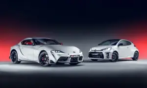 Dwa białe, sportowe japońskie auta: Toyota Supra i GR Yaris, prezentują swoją moc i styl.