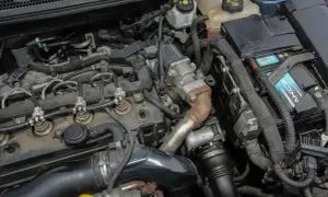 Silnik Opel Astra J 1.7 CDTI z widocznymi wtryskiwaczami, turbosprężarką i akumulatorem.
