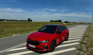 Czerwona Skoda Scala na pasach. Sprawdź atrakcyjną skoda scala cena i wybierz swój wymarzony samochód.