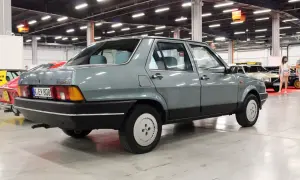 Szary Fiat Regata z lat 80. na wystawie samochodowej.