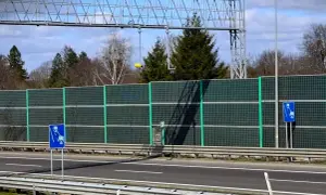 Znak informuje o odcinkowym pomiarze prędkości S7. Uważaj na kamery!
