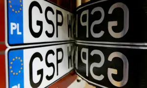 Dwie tablice rejestracyjne z napisem GSP. Jedna z nich ma niebieski pasek z gwiazdkami UE i literami PL.