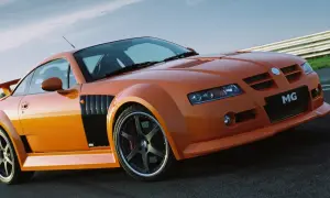 Pomarańczowy sportowy MG na torze wyścigowym. Mg co to za marka? To brytyjska legenda motoryzacji, znana z emocjonujących aut.