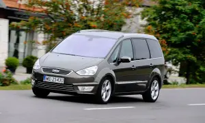 Brązowy Ford Galaxy MK2 w ruchu, z widocznymi felgami i tablicą rejestracyjną WE 2543U.