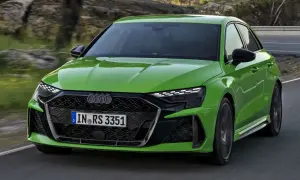 Jaskrawozielone Audi RS3 na drodze. Sprawdź atrakcyjną audi rs3 cena i poczuj moc.