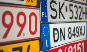 Kolekcja tablic rejestracyjnych państw Unii Europejskiej i innych krajów. Widoczne numery PL, SK, DN.
