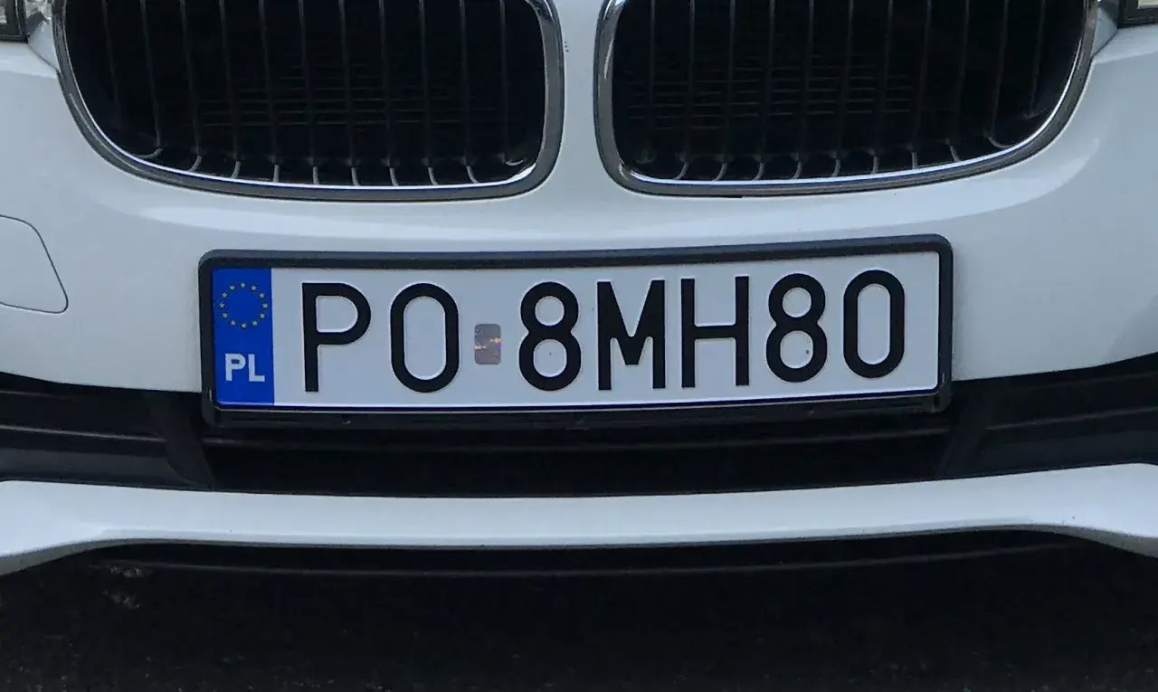 Biała BMW z tablicą rejestracyjną PO 8MH80. KSU rejestracja zakończona sukcesem.