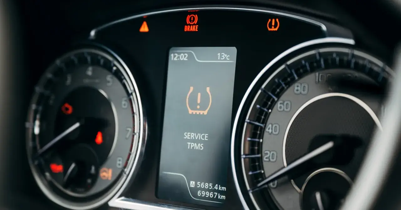 Kontrolka ciśnienia opon TPMS na desce rozdzielczej samochodu.