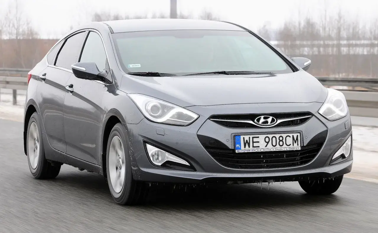 Szary Hyundai i40 na drodze. Kierowca zadowolony z jazdy, potwierdzają to pozytywne hyundai i40 opinie.