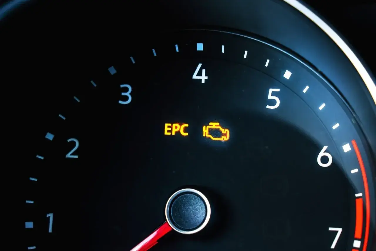 Na desce rozdzielczej świeci się kontrolka EPC, sygnalizując problem z silnikiem.