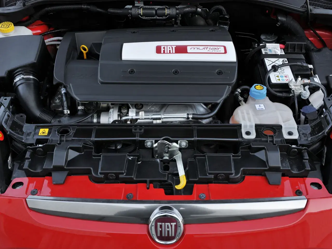Silnik MultiAir Turbo w czerwonym Fiat Punto Grande.