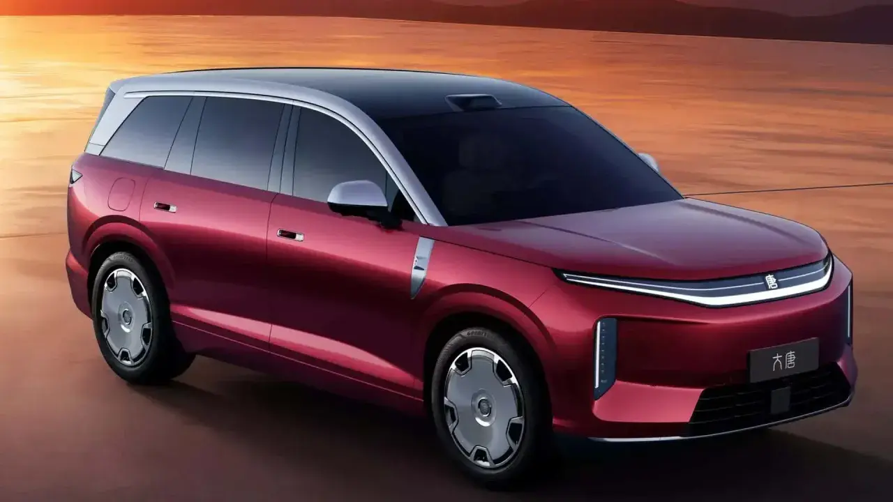 Czerwony BYD Tang, SUV z dwukolorowym nadwoziem, prezentuje nowoczesny design. Sprawdź byd tang cena i dostępne wersje.