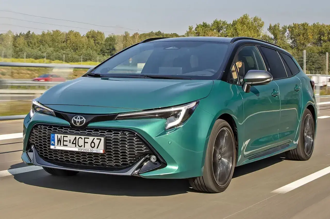 Zielona Toyota Corolla kombi w ruchu. Sprawdź aktualną toyota corolla cena i wybierz swój wymarzony model.