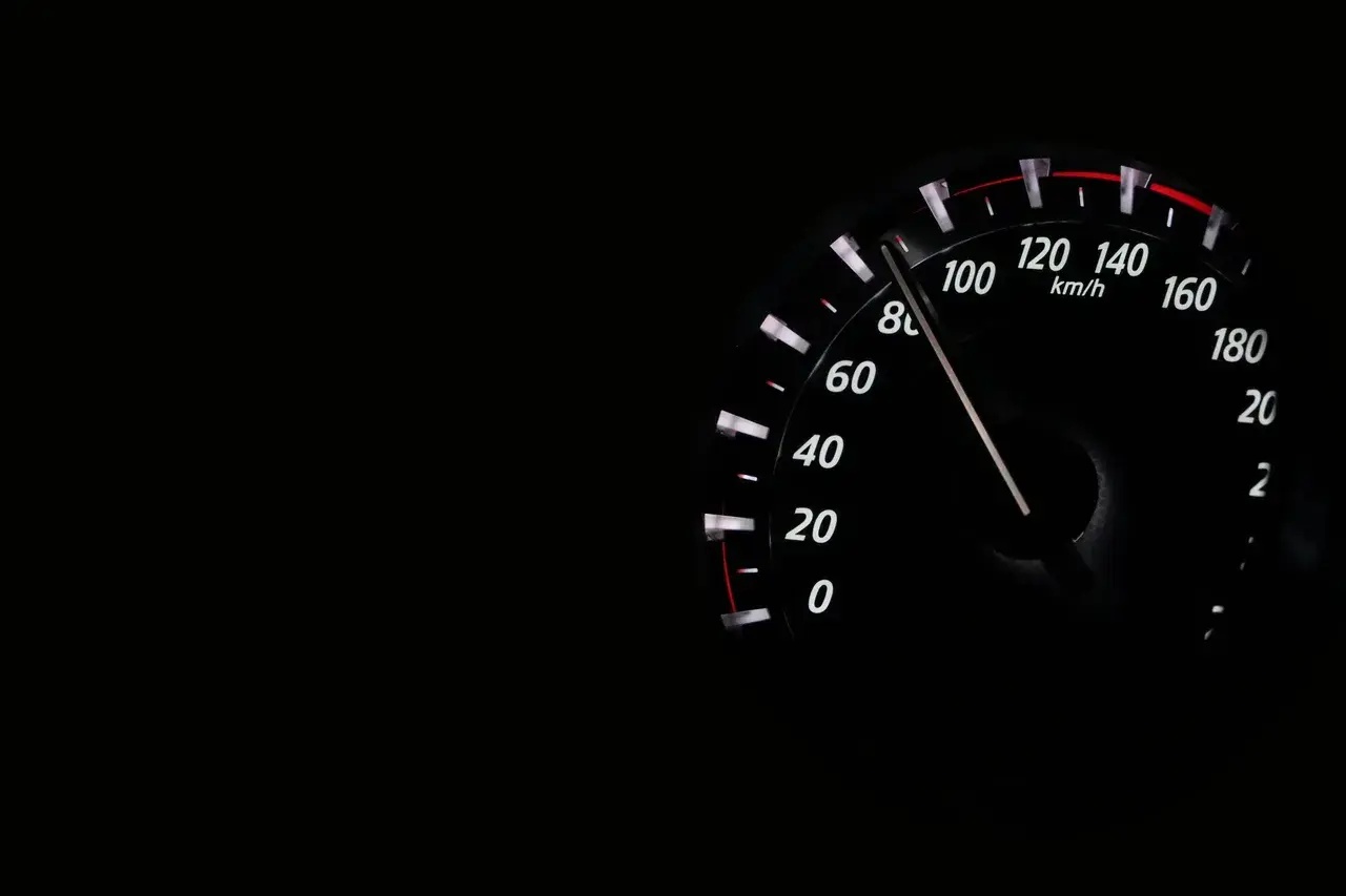 Prędkościomierz pokazuje 100 km/h. To przekroczenie prędkości o 20 km/h ponad dopuszczalną normę.