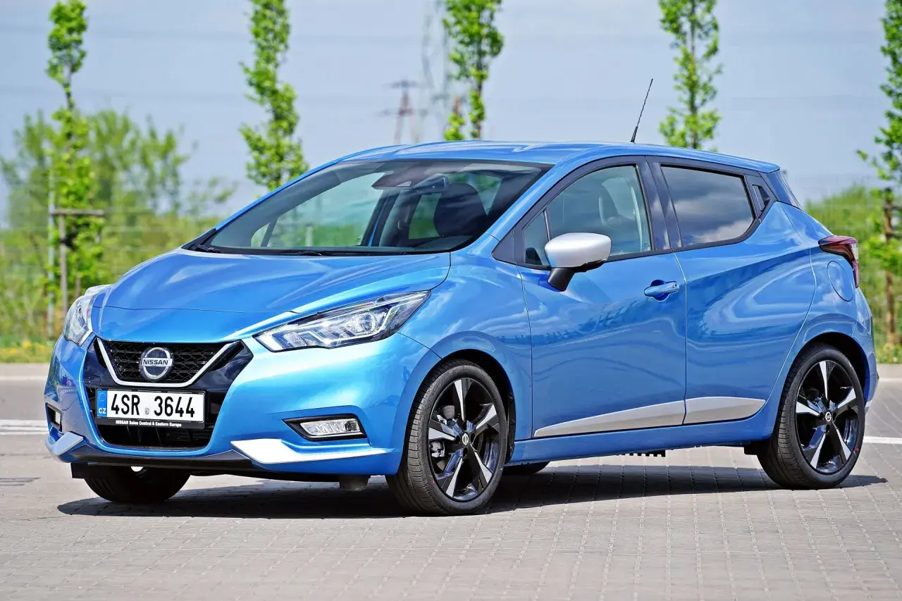 Błękitny Nissan Micra, jeden z popularnych nissan modele, zaparkowany na zewnątrz.