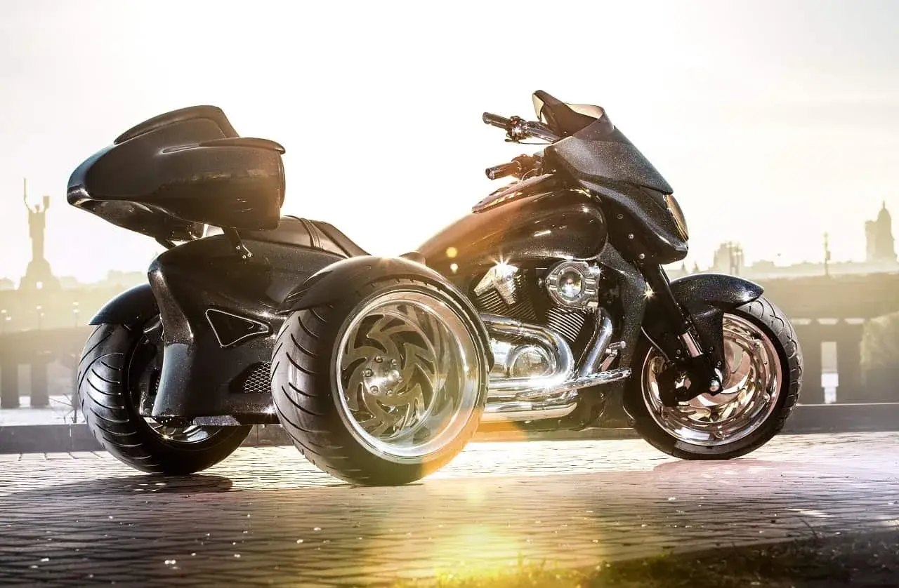 Stylowe motocykle trójkołowe na kat B. Błyszczące, czarne, z chromowanymi felgami, gotowe na podbój miasta.