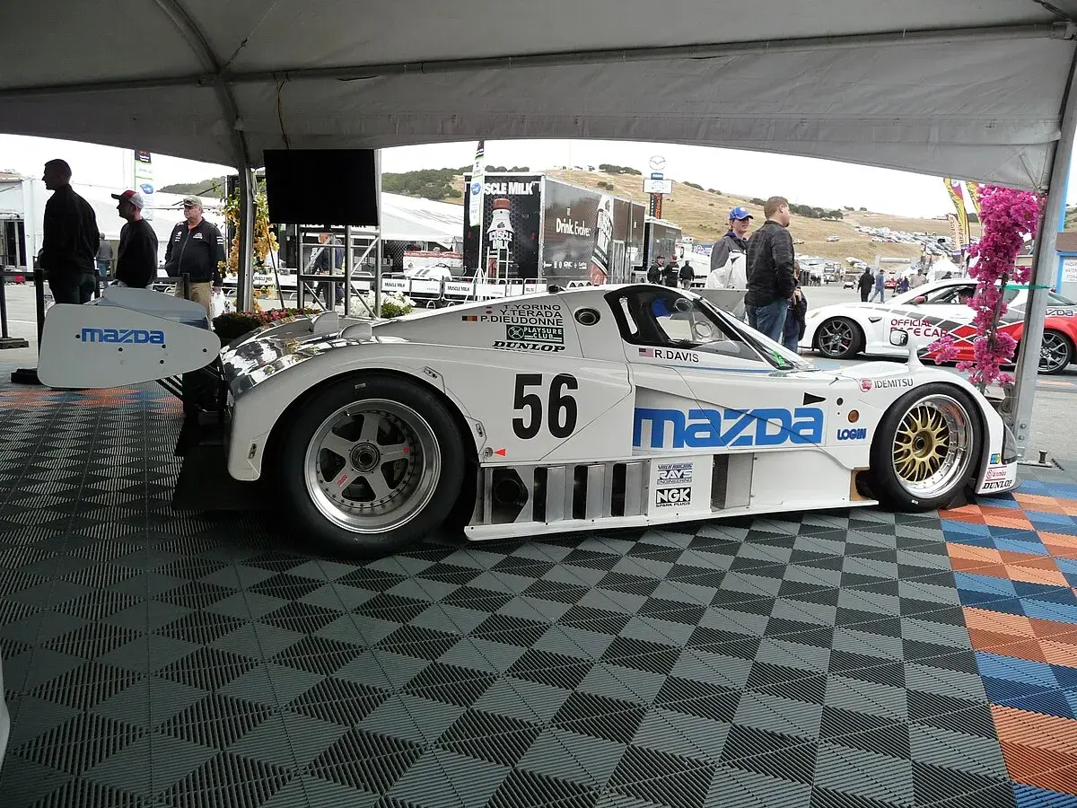 Biały samochód wyścigowy Mazda 787B z numerem 56, gotowy do startu.
