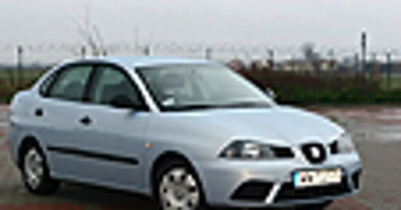 Jasnosrebrny Seat Cordoba stoi na parkingu.