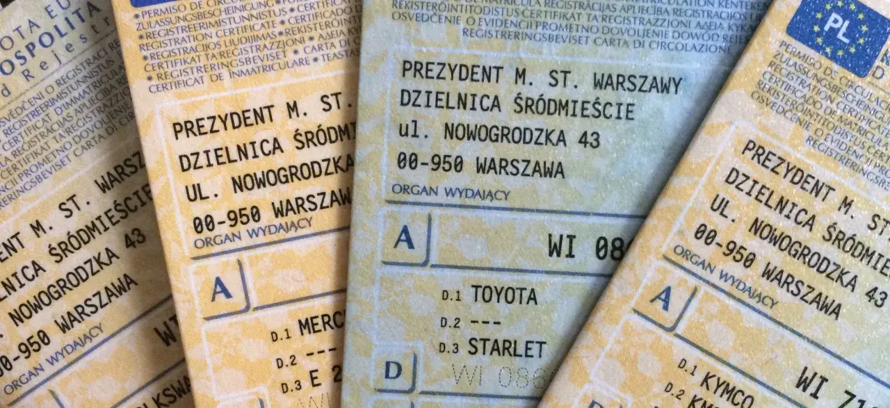 Zgubiony dowód rejestracyjny? Na zdjęciu dokumenty pojazdów z Warszawy, ul. Nowogrodzka 43.
