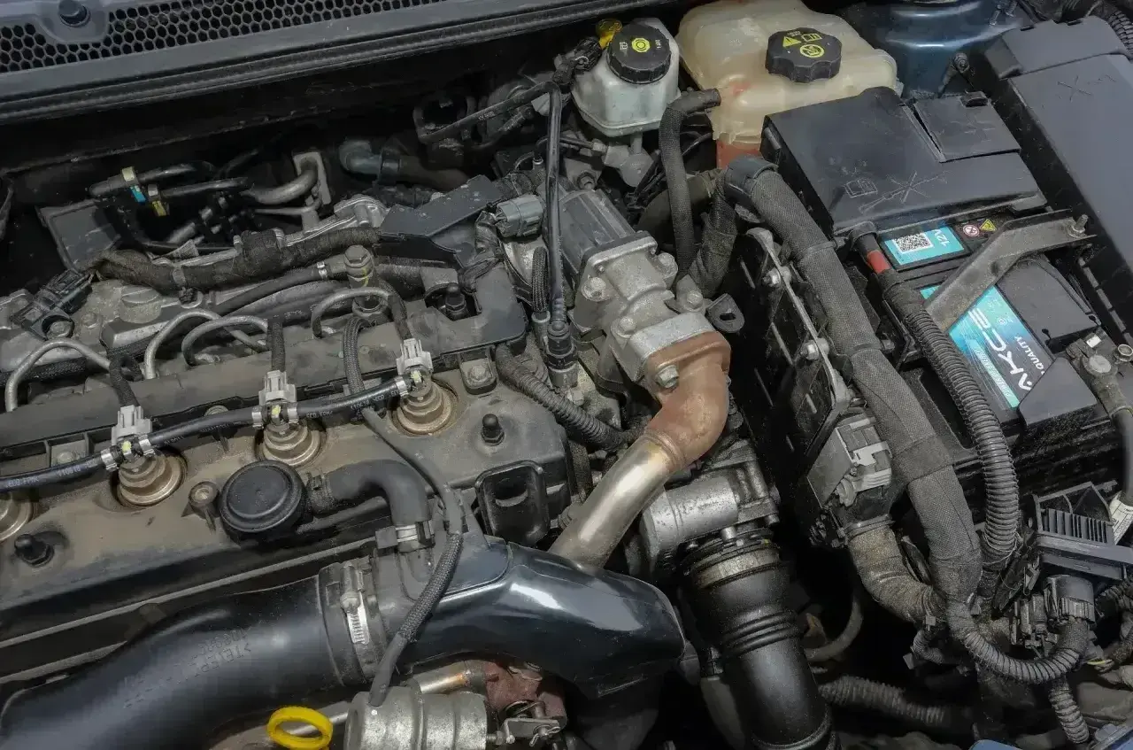Silnik Opel Astra J 1.7 CDTI z widocznymi wtryskiwaczami, turbosprężarką i akumulatorem.