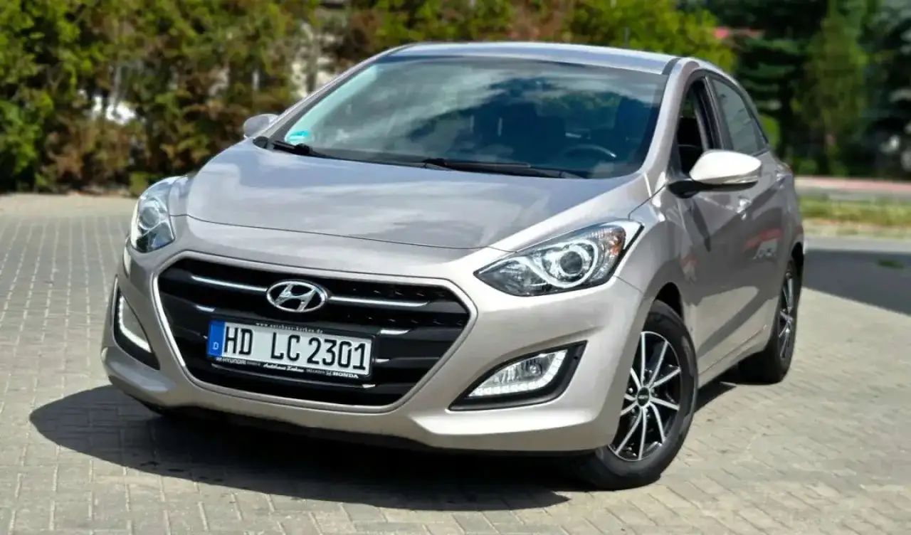 Elegancki Hyundai i30 1.6 CRDi w kolorze srebrnym, zaparkowany na brukowanej nawierzchni.