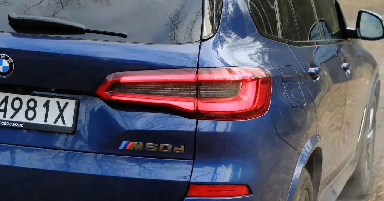 Niebieskie BMW X5 M50d z charakterystycznym znaczkiem M.