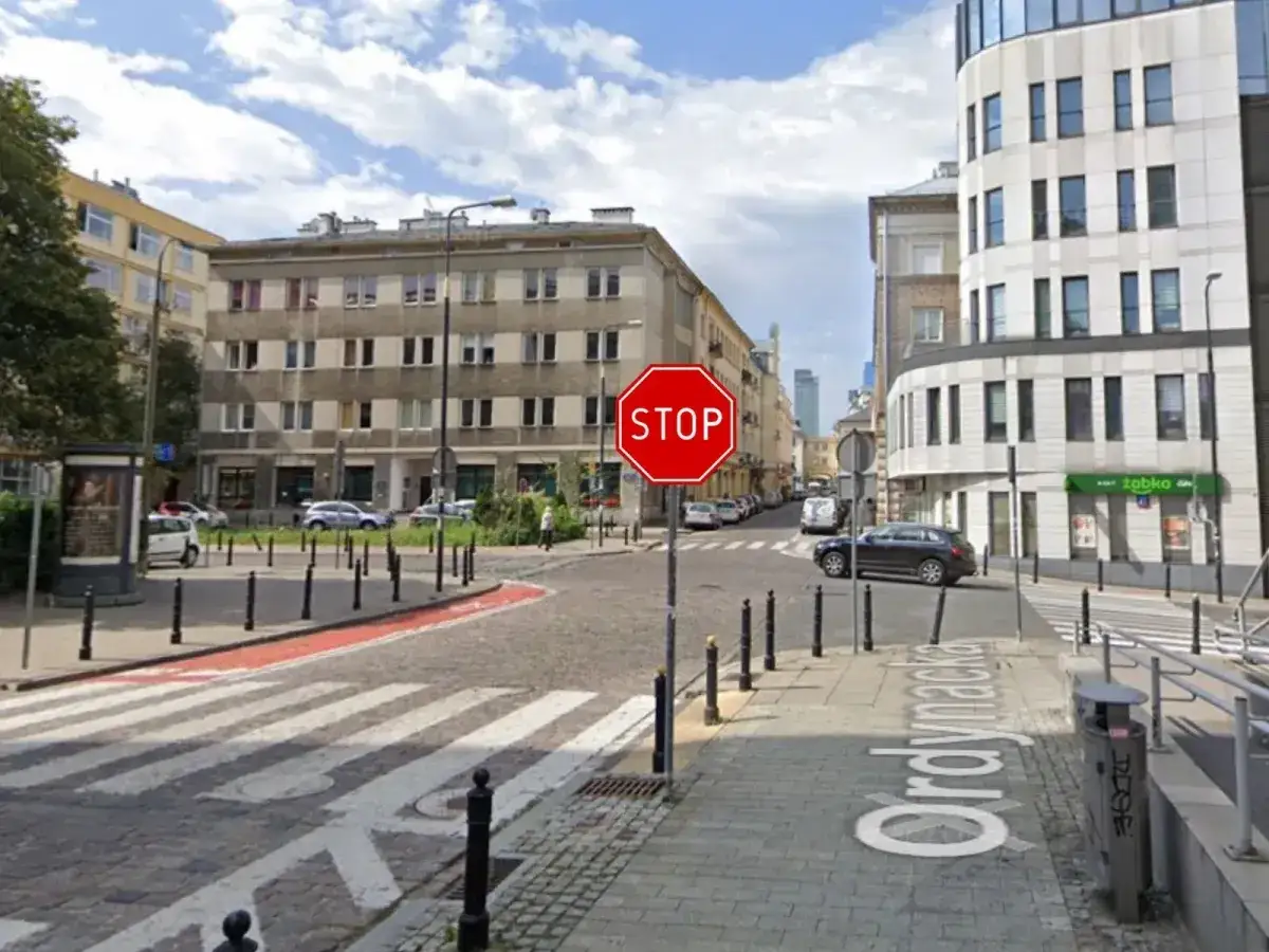 Czerwony znak stop na skrzyżowaniu w mieście. Ulica Ordynacka.