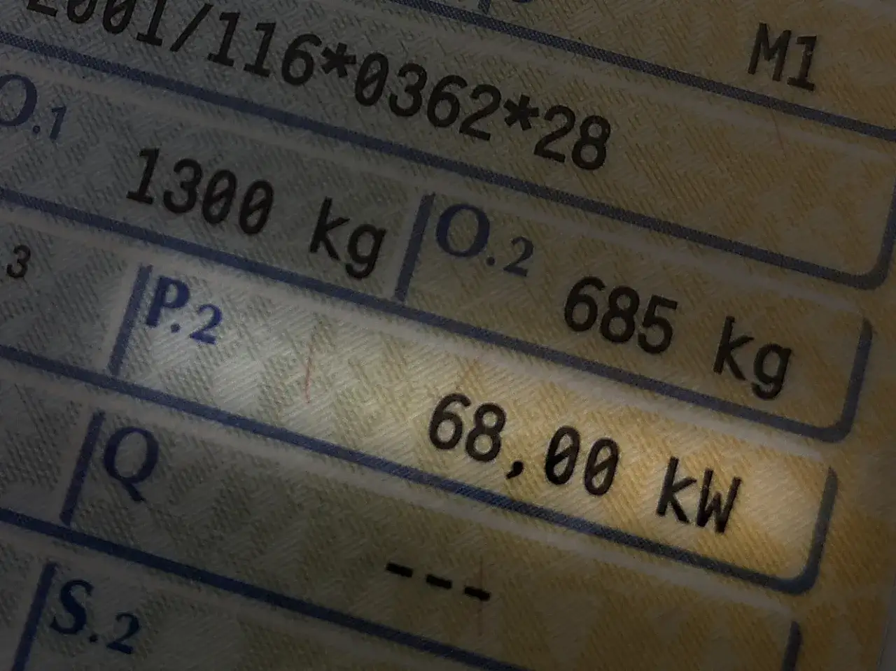 Dokument pojazdu z danymi: masa 1300 kg, 685 kg i moc 68,00 kW. To są jego konie mechaniczne.