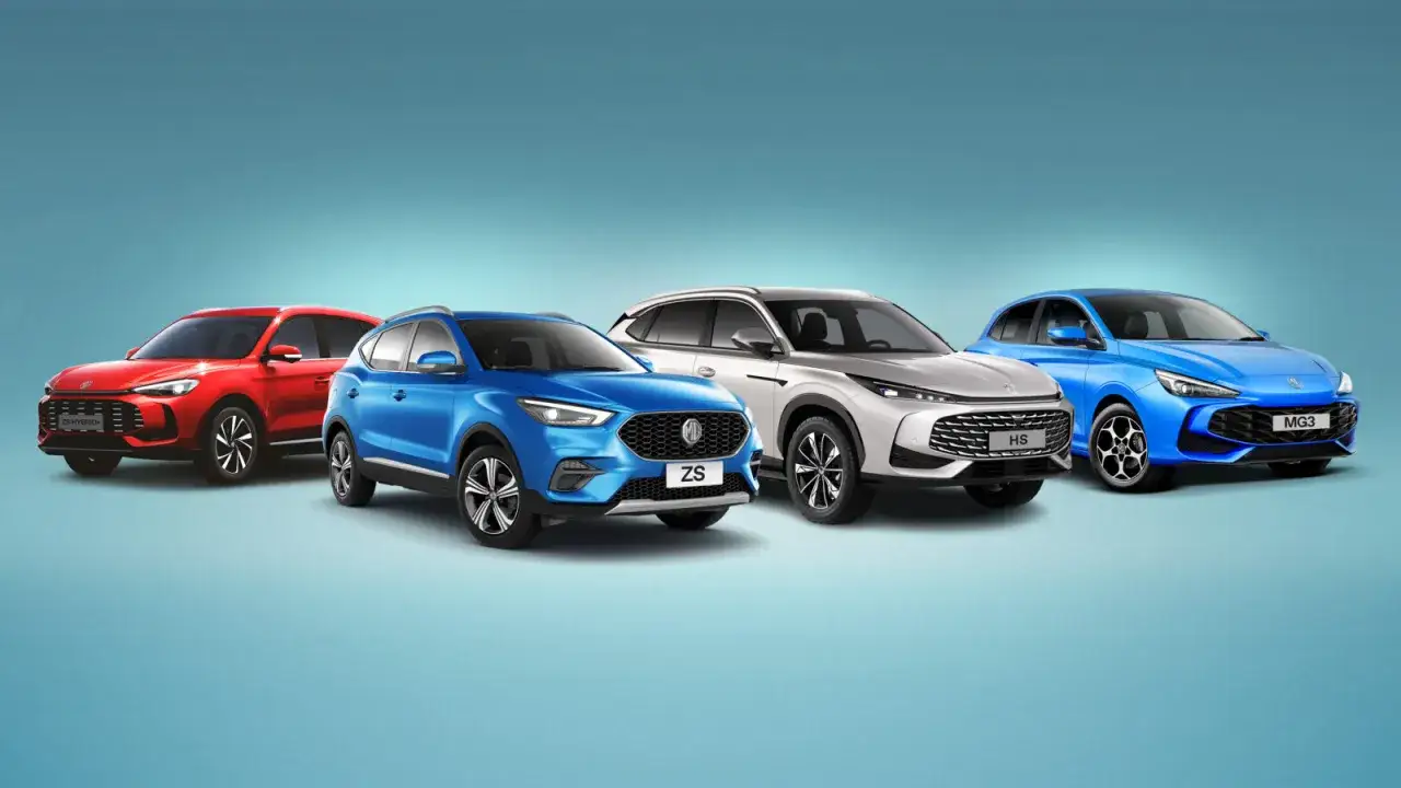Czerwony, niebieski i biały SUV MG oraz niebieski hatchback MG3. Zastanawiasz się, mg co to za marka? To MG!