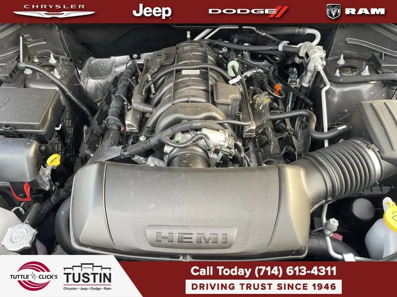 Silnik HEMI 3.6 w Dodge Durango, gotowy do jazdy.