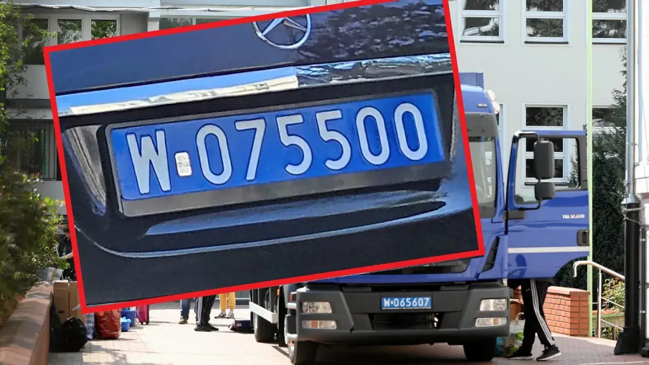 Zbliżenie na niebieskie tablice rejestracyjne ciężarówki: W-075500 z tyłu i W-065607 z przodu.