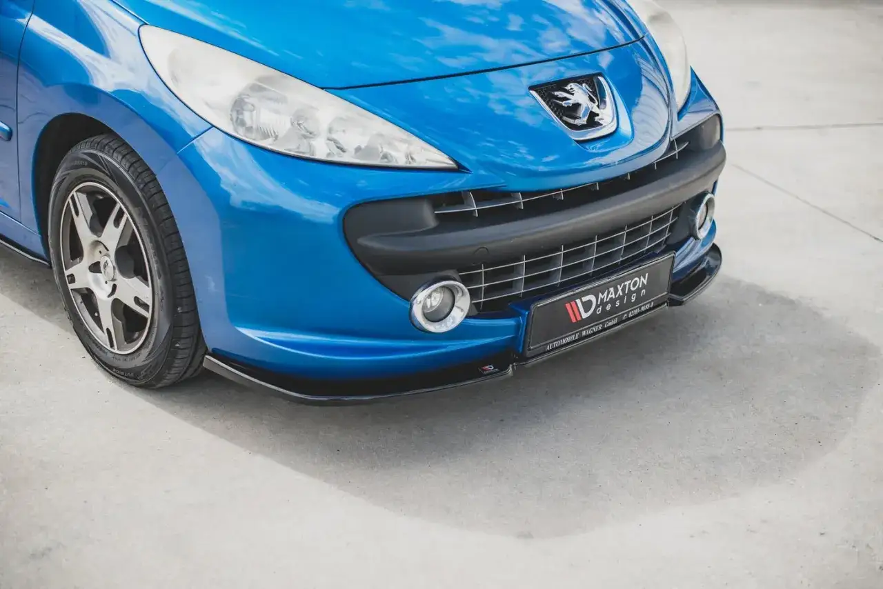 Niebieski Peugeot 207 1.6 HDI z tuningowym zderzakiem Maxton Design.