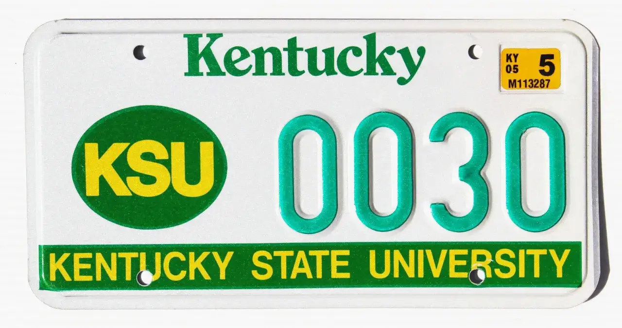 Rejestracja KSU z Kentucky. Tablica z napisem