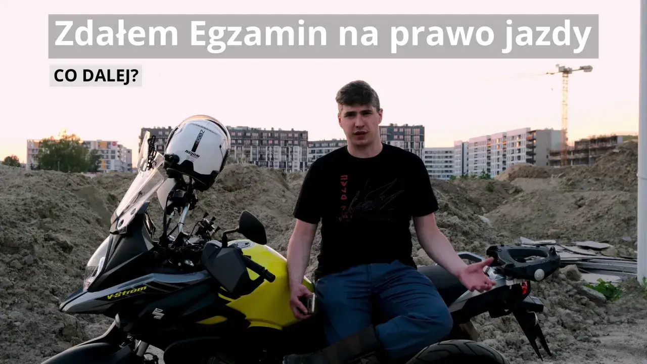 Młody mężczyzna z kategoria a1 obok motocykla Suzuki V-Strom, z kaskiem na siedzeniu.