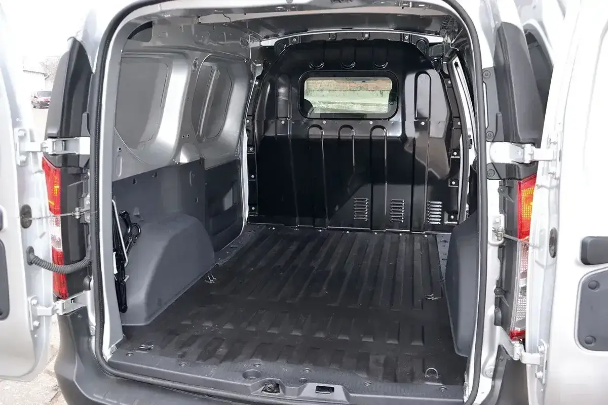 Pusta przestrzeń ładunkowa Dacia Dokker, idealna do transportu. Sprawdź dacia dokker wymiary paki, by zaplanować przewóz.