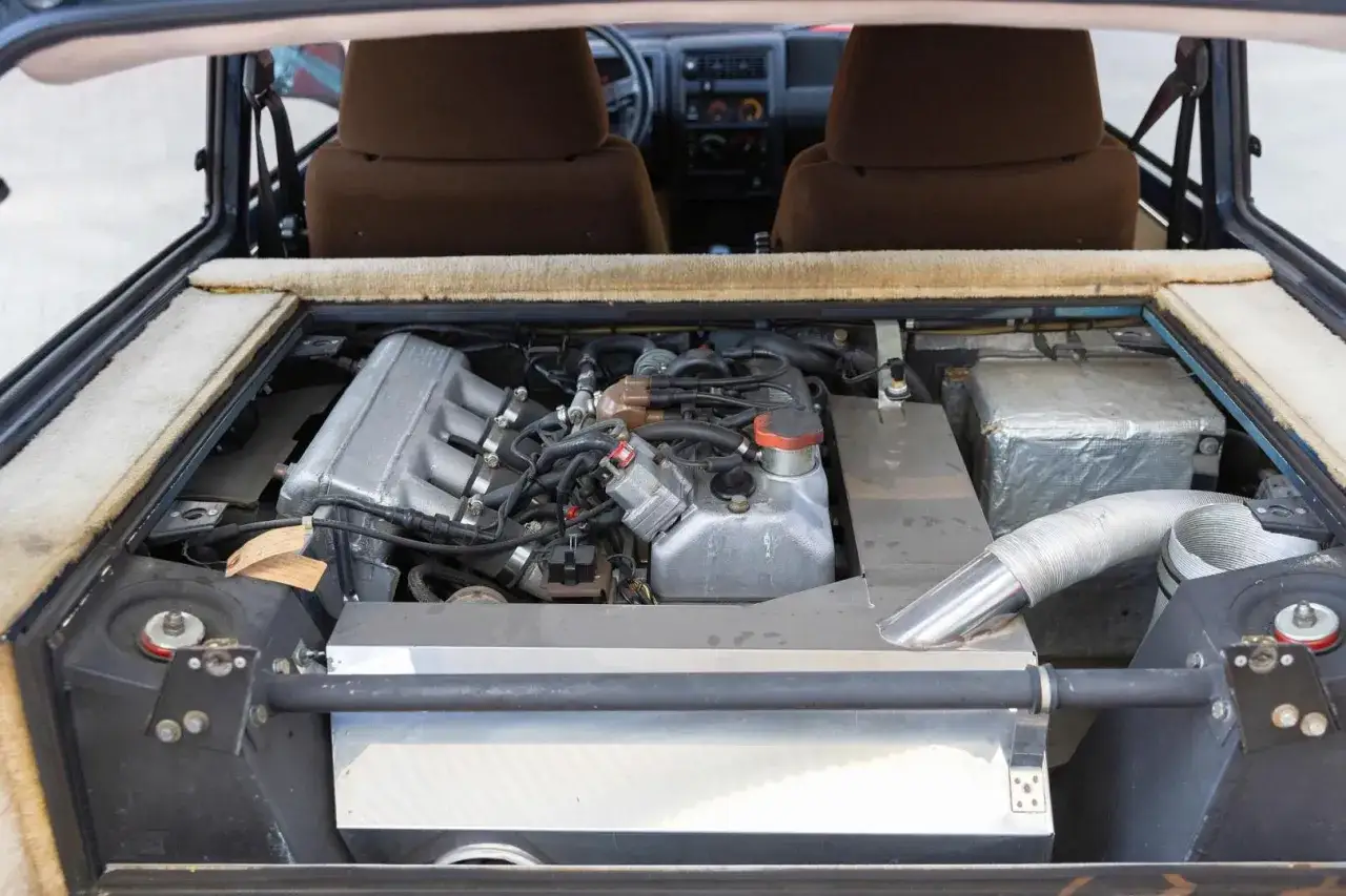 Silnik Renault 5 Turbo, z widocznym kolektorem dolotowym i elementami układu paliwowego.