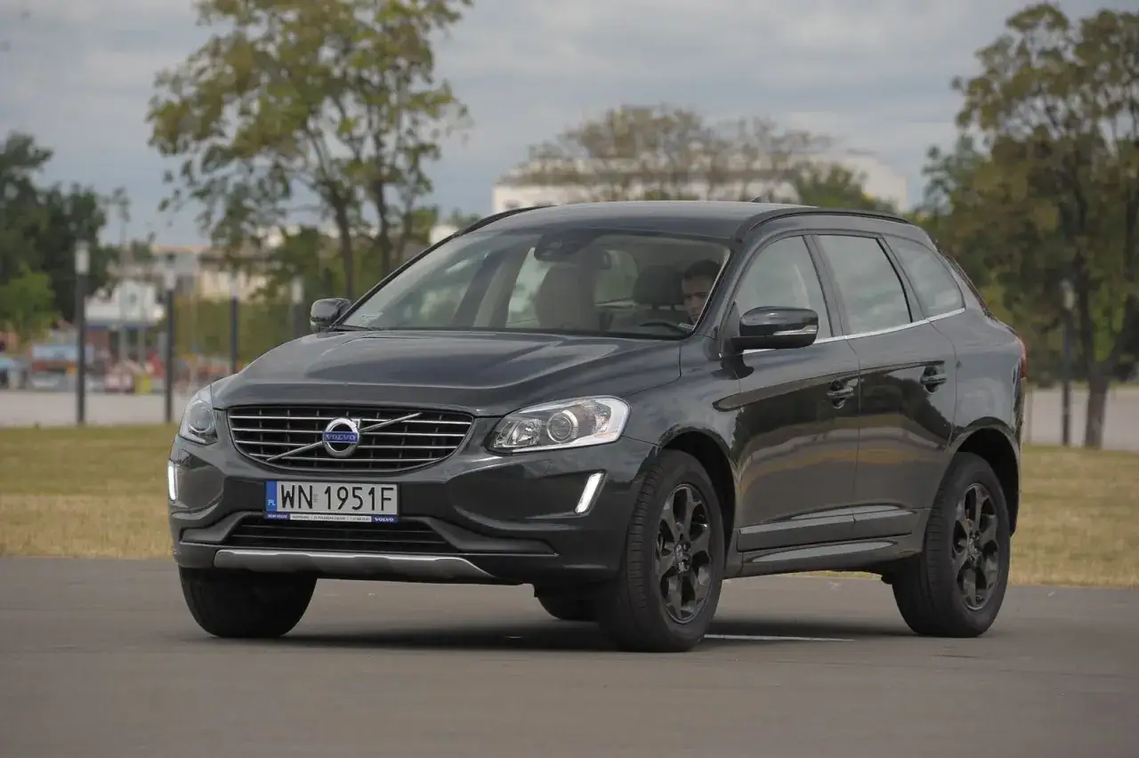 Ciemnoszary Volvo XC60 na drodze. Zwróć uwagę na jego kompaktowe volvo xc60 wymiary, idealne do miasta i na dalsze trasy.